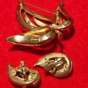 Vintage Trifari gold-tone leaf brooch and clip earrings